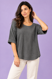 T-shirt gris anthracite à manches trois-quarts, coupe décontractée | Vue rapprochée | Lounelle Paris