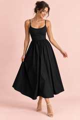 Vestido midi negro plisado de corte evasé