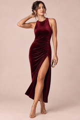 Vestido largo burdeos de cuello alto, fruncido y con abertura