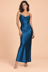 Vestido largo satinado azul marino con escote drapeado y tirantes finos