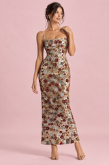 Vestido largo dorado de lentejuelas con adornos florales y escote cuadrado