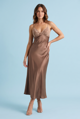 Vestido lencero largo marrón con escote en V, tirantes finos y detalles de encaje