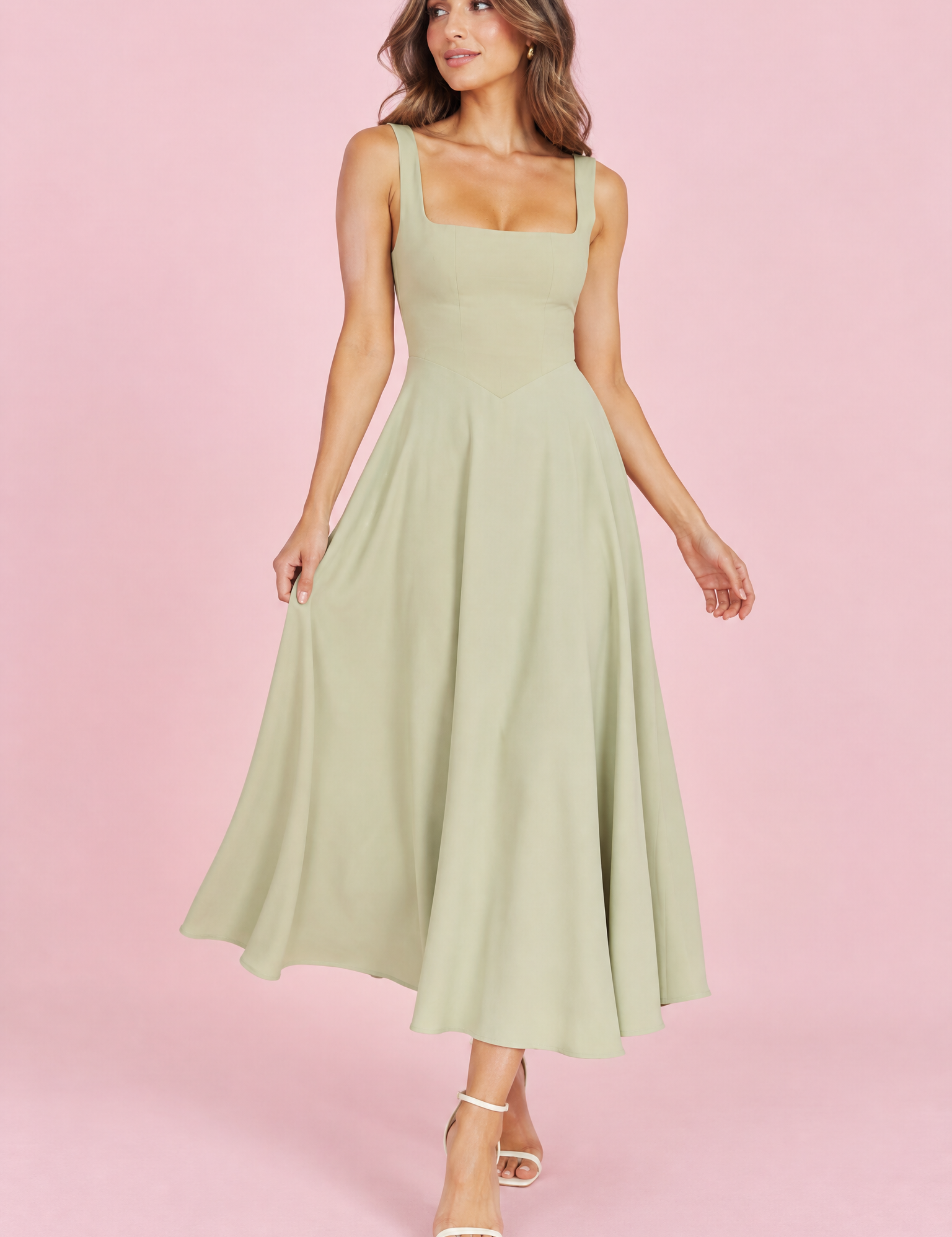 Robe midi verte à fines bretelles et ourlet ample | Vue de face | Lounelle Paris