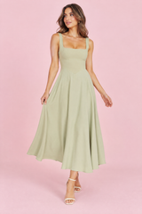 Vestido midi verde de tirantes y bajo con volumen