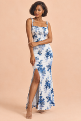 Vestido largo azul de flores con escote cuadrado y abertura lateral
