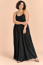 Robe longue fluide dos nu noire | Porté sur une silhouette plus ronde | Lounelle Paris