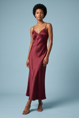 Vestido lencero largo burdeos con escote en V, tirantes finos y detalles de encaje