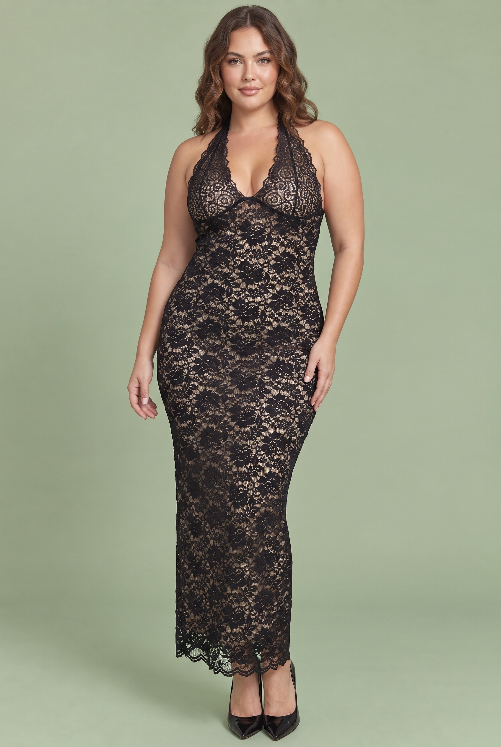 Robe longue en dentelle noire à encolure asymétrique et détail au col | Porté sur une autre silhouette | Lounelle Paris