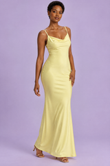 Vestido largo ajustado amarillo con escote drapeado