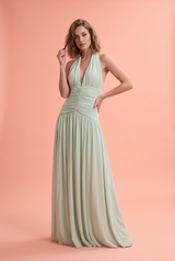 Vestido largo verde claro de escote pronunciado con detalle fruncido