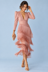 Vestido rosa empolvado con flecos y escote en V