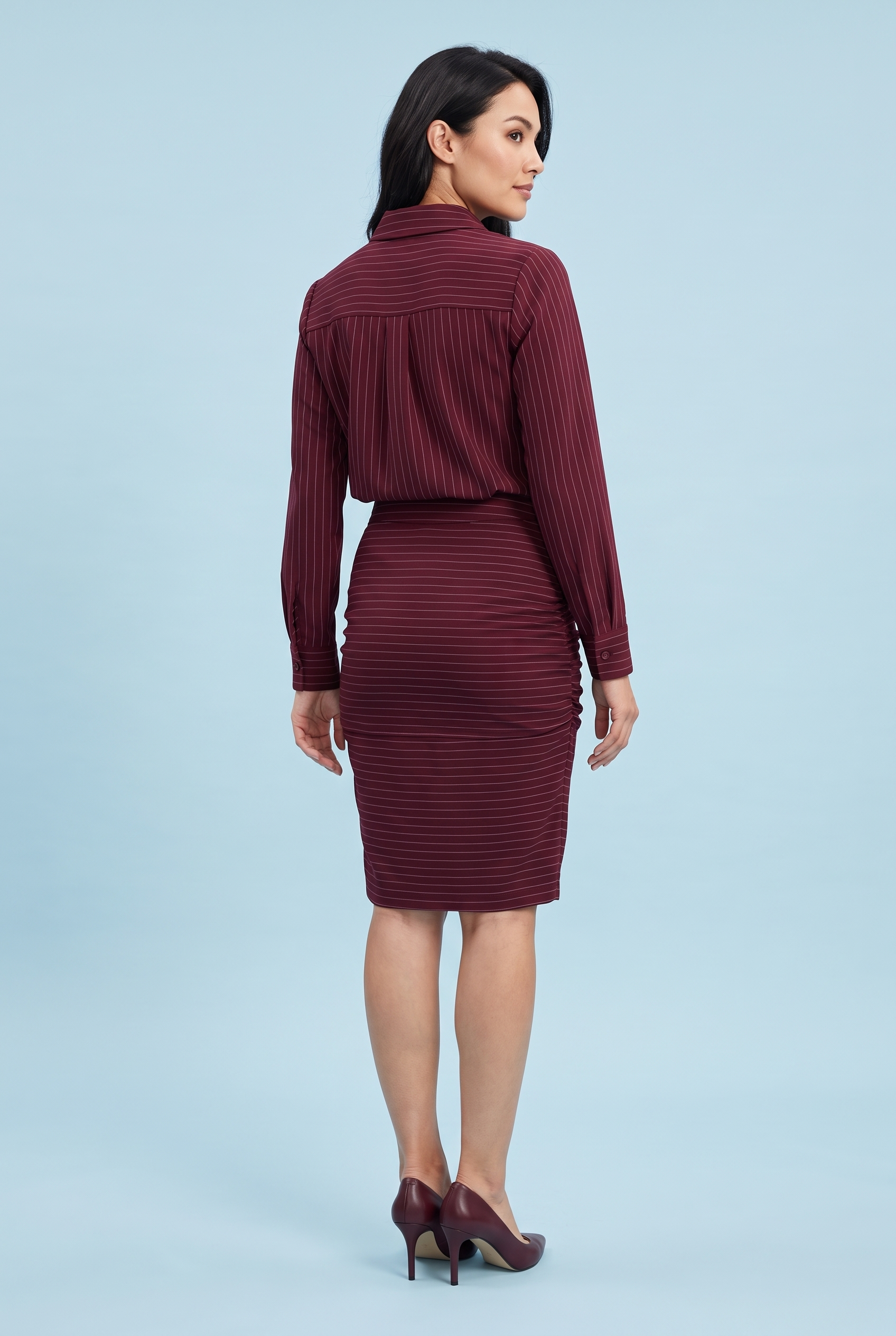 Ensemble chemise et jupe bordeaux à fines rayures | Vue de dos | Lounelle Paris