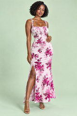 Vestido largo rosa de flores con escote cuadrado y abertura lateral