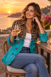Veste ajustée turquoise à imprimé léopard | Deuxième photo lifestyle | Lounelle Paris