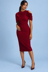 Vestido midi ajustado Berry con capa drapeada — Rojo oscuro
