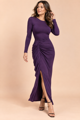 Vestido largo morado ajustado con manga larga y abertura con volante