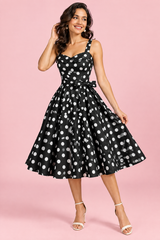 Vestido corto negro de lunares con corte evasé y escote corazón