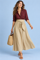 Conjunto de camisa y falda larga beige con cinturón