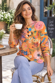 Haut imprimé en maille gaufrée orange | Photo lifestyle | Lounelle Paris
