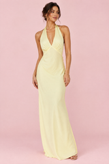 Vestido largo fruncido con escote halter amarillo pálido