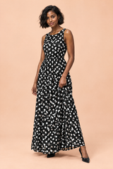 Vestido largo negro de lunares con cuello alto y detalles drapeados