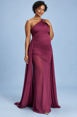Vestido premamá largo rojo empolvado de escote asimétrico, con manga anudada y fajín