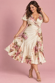 Robe midi ivoire fleurie froncée à col V | Porté sur une silhouette plus ronde | Lounelle Paris