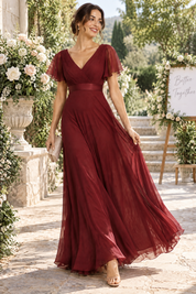Robe longue plissée bordeaux à col V | Photo lifestyle | Lounelle Paris
