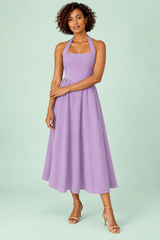 Vestido midi evasé lila claro con cuello halter