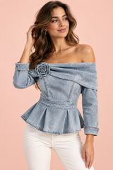 Blusa gris claro de hombros descubiertos con peplum