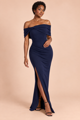Vestido largo azul marino con escote Bardot, lazo y abertura alta