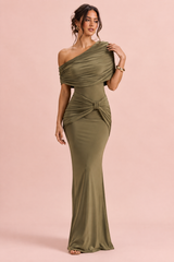 Vestido largo verde oliva fruncido con hombros descubiertos