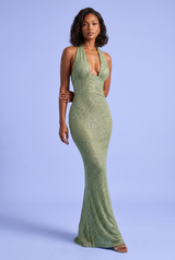 Vestido largo verde de lentejuelas con escote halter