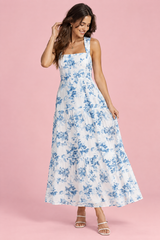 Vestido largo blanco con detalles azules con estampado de porcelana y escote cuadrado