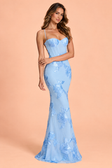 Vestido largo azul con bordado floral
