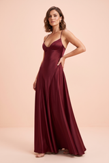 Vestido largo de satén con escote en V burdeos