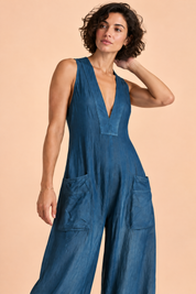 Combinaison bleue à encolure V et jambes larges | Vue rapprochée | Lounelle Paris