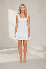 Robe blanche brodée à volants