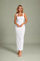 Vestido largo ajustado con escote cuadrado