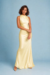 Vestido largo con cuello halter y espalda descubierta