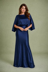Vestido largo satinado con escote barco