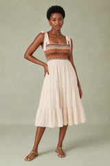 Vestido midi de tirantes con cuerpo fruncido