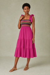 Vestido midi de tirantes con cuerpo fruncido