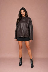 Chaqueta de cuero oversize con cuello alto